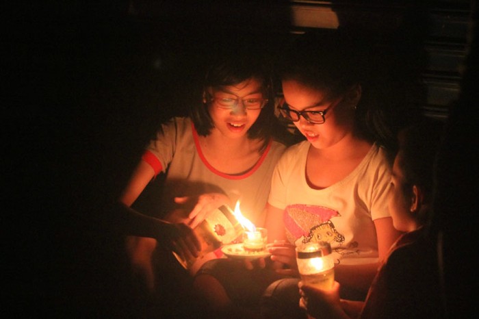 Những em bé dùng nến để thắp sáng thay cho dùng điện trong vòng 1 tiếng đồng hồ